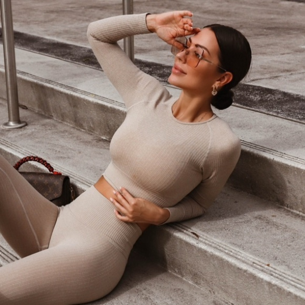 NEW Beige Seamless Ribbed Long Sleeve Crop Top – Sculpting Gym Yoga Athleisure